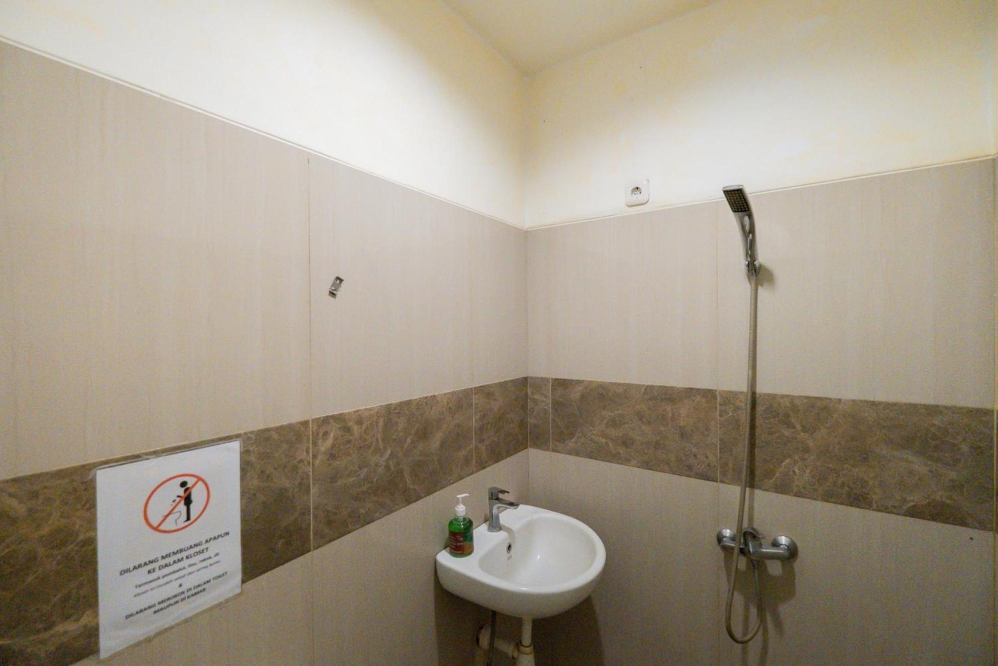 Reddoorz Near Surabaya Town Square Otel Dış mekan fotoğraf