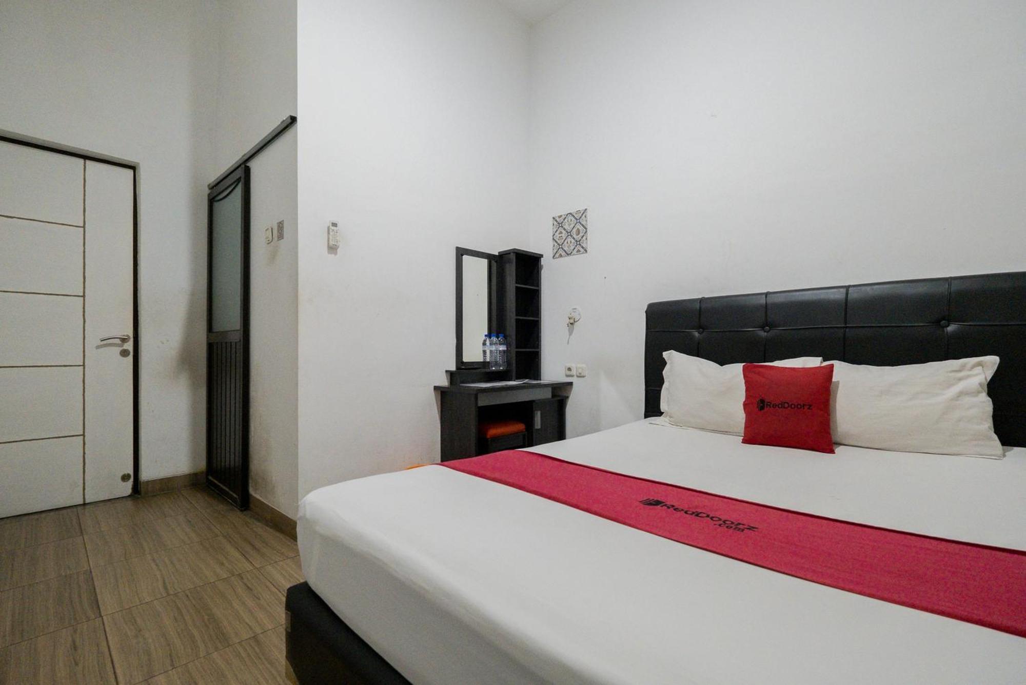 Reddoorz Near Surabaya Town Square Otel Dış mekan fotoğraf