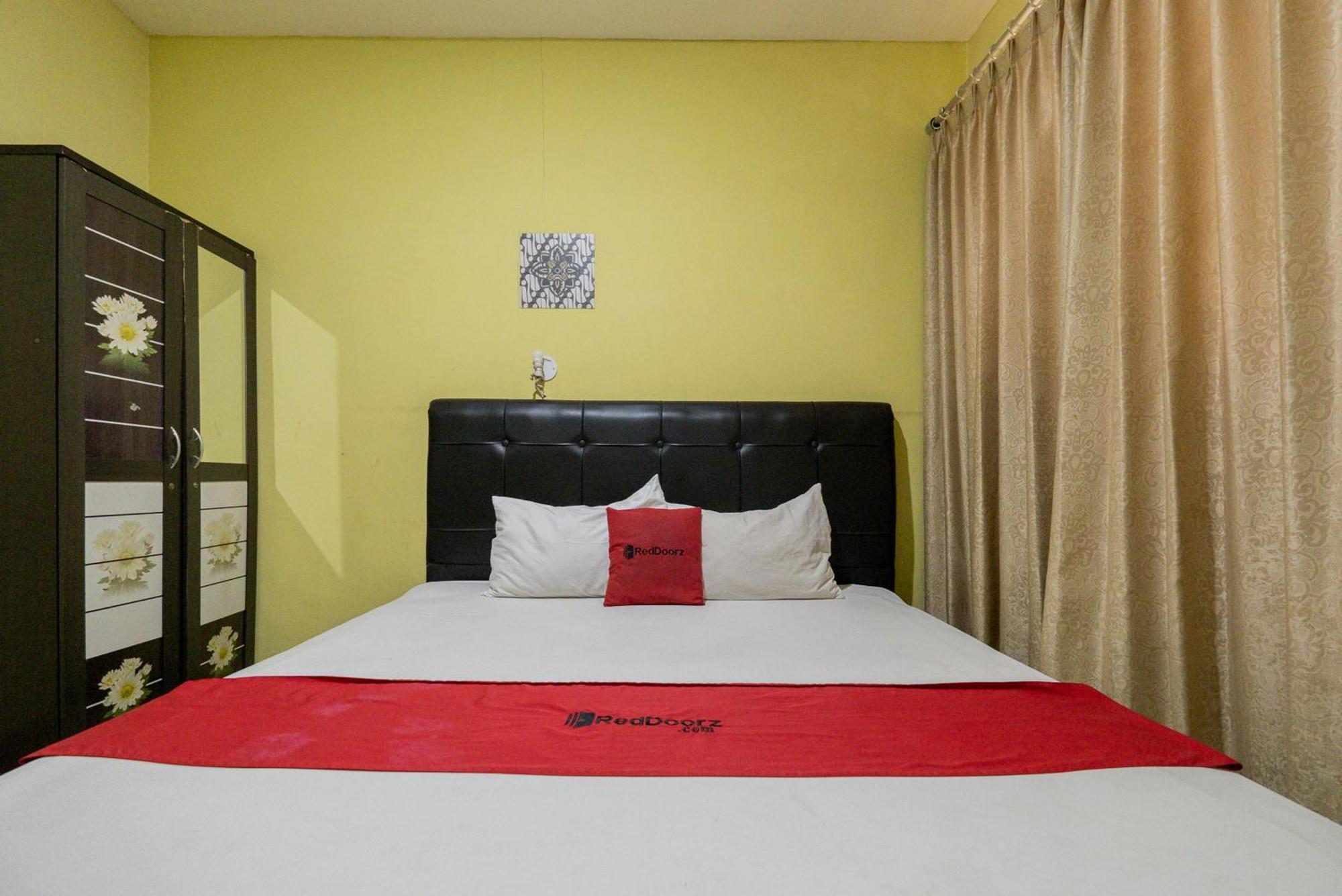 Reddoorz Near Surabaya Town Square Otel Dış mekan fotoğraf