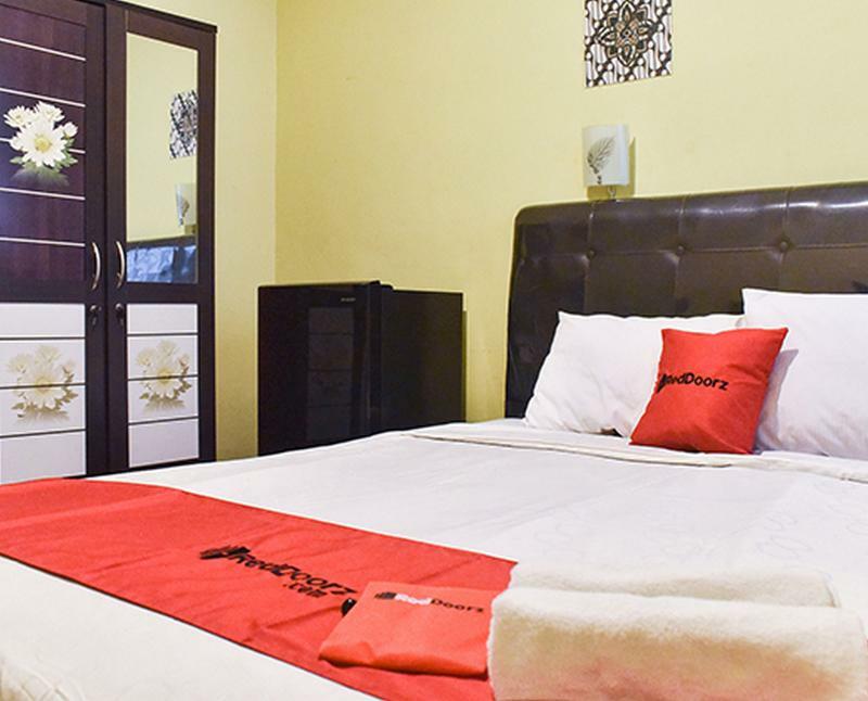 Reddoorz Near Surabaya Town Square Otel Dış mekan fotoğraf